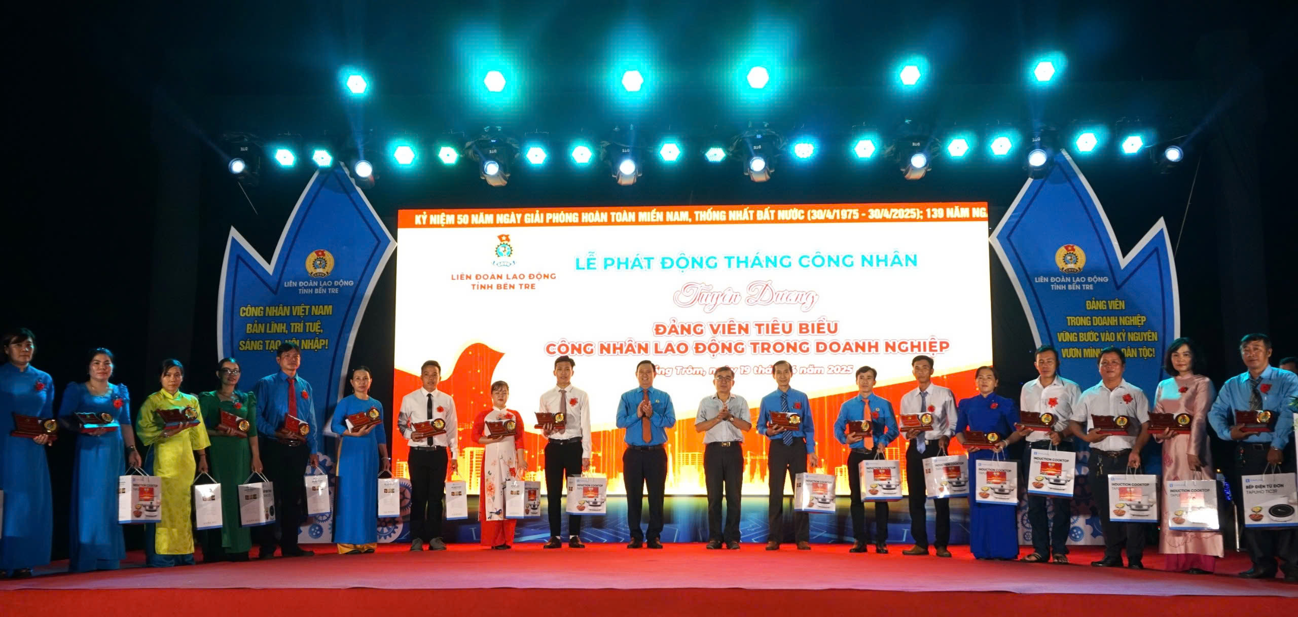 TAPUHO TIC39 – MÓN QUÀ Ý NGHĨA ĐỒNG HÀNH CÙNG NGƯỜI LAO ĐỘNG TỈNH BẾN TRE